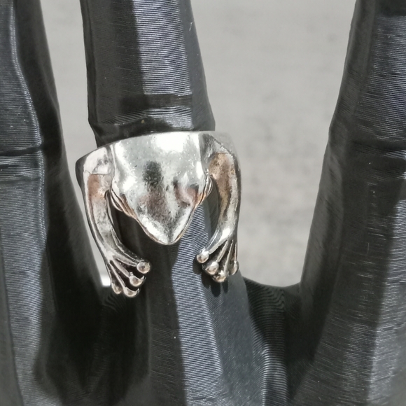 Chic Silver Tone Frog Ring - Picture 2 of 2